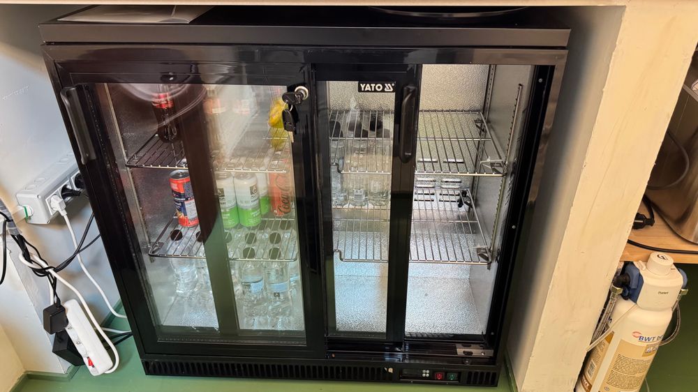 Vand vitrina YATO ,  frigider bar, in garantie, folosit 3 luni