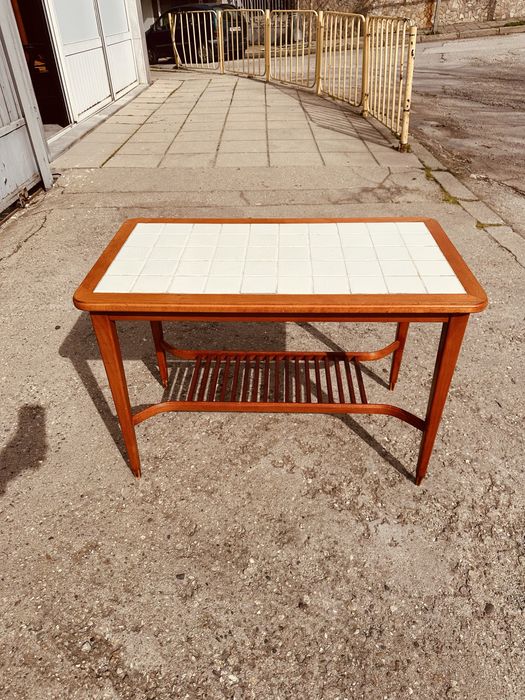 Винтидж холна маса – скандинавски дизайн в стила на Johannes Andersen