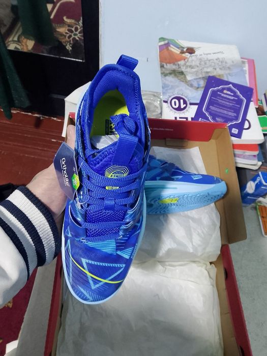 38 размер кросовка спортивный из Амереки  превезли женские оригинал.