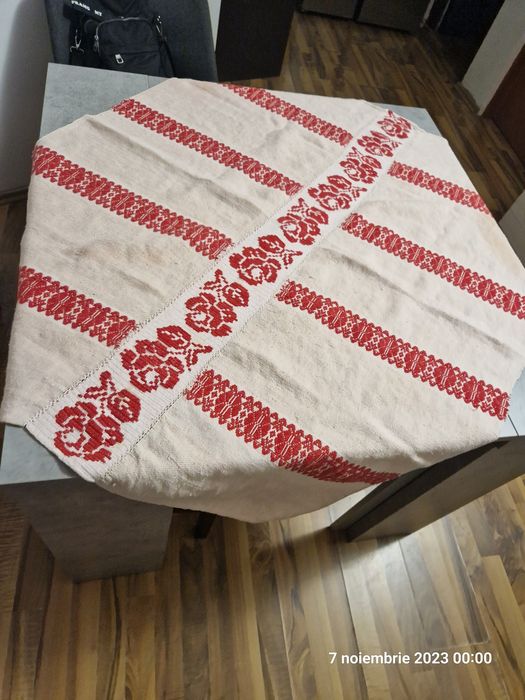 Fata de masa traditionala țesuta la razboi