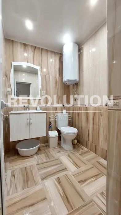 Дава се под наем Тристаен апартамент в Варна, Център - 100 кв.м за 847.62 € - Снимка #7