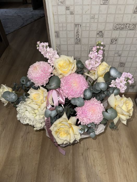 Цветы на корзине