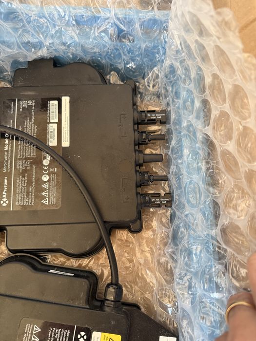 Vand microinvertoare apsystem 2 bucati si 1 hoqmiles stare noua