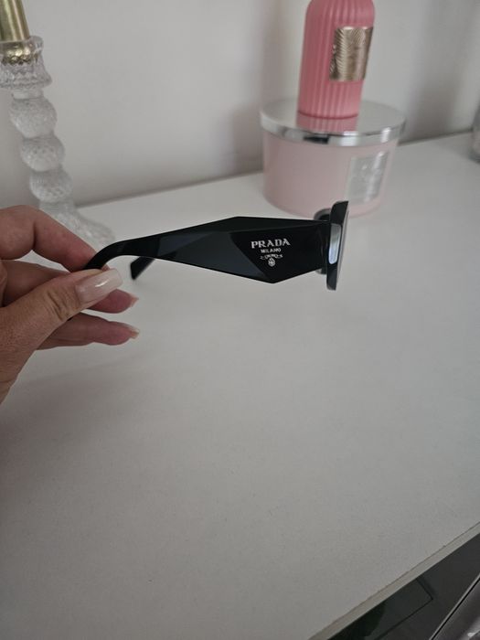 Ochelari de soare Prada noi, nepurtati