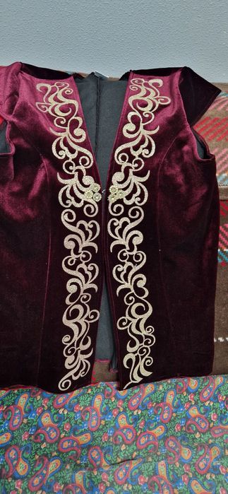 Продам Қамзол Кажекей бордового цвета велюр 44,46 размер..