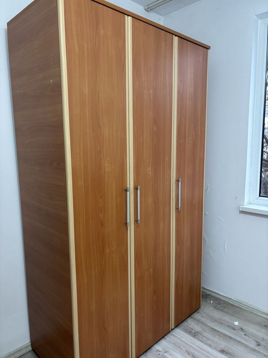Dulap in 3 usi in stare buna