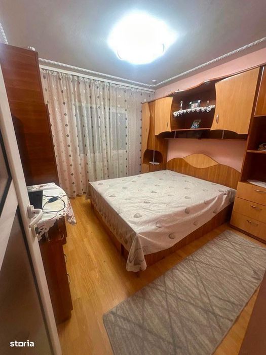 De vanzare apartament 4 camere,2 bai,2 balcoane,etj intermediar.53500e