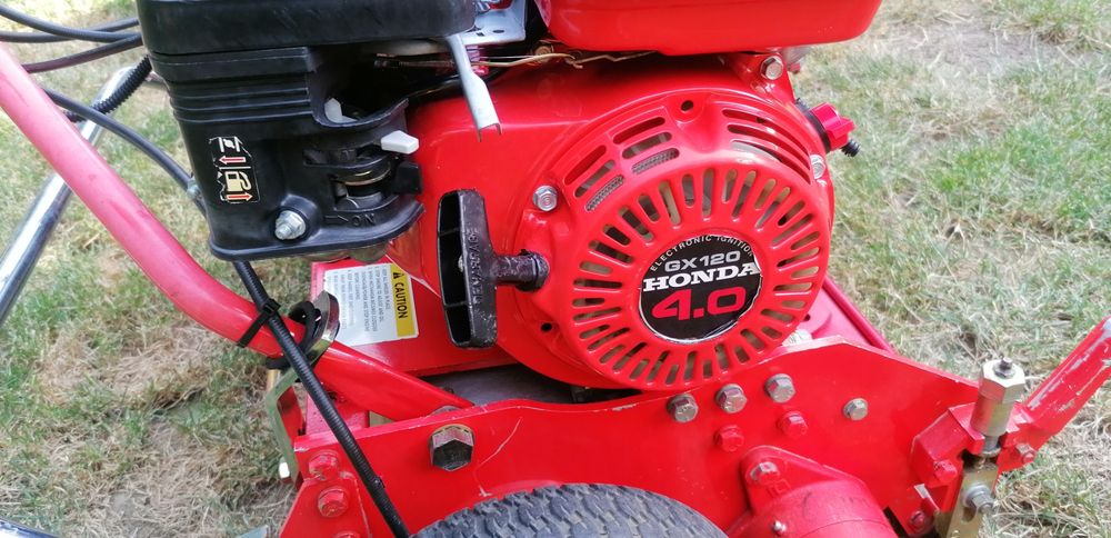 Самоходна косачка за голф игрище