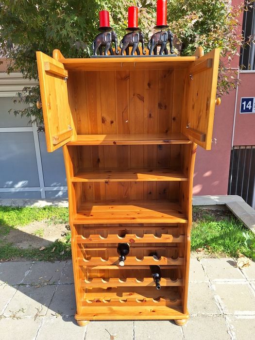 Трапезен бюфет от масивна дървесина