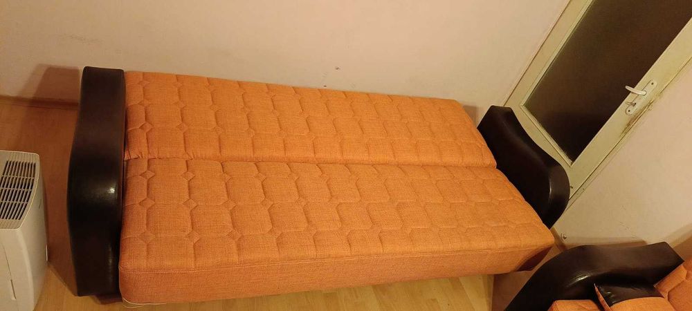 голям разтегателен диван с място за багаж и 2 възглавници