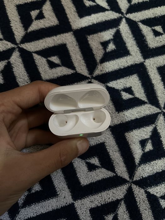Продам кейс оригинал airpods 4