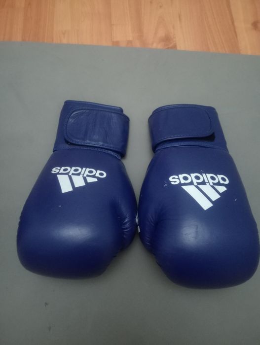 Продам боксерские перчатки кожаные и лапки