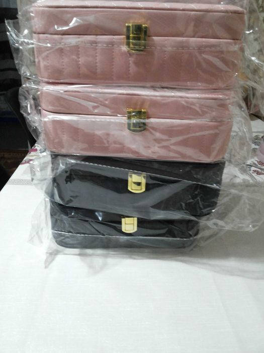 Новые косметички.Размер 21смх14см. Осталось всего 4-е штуки.