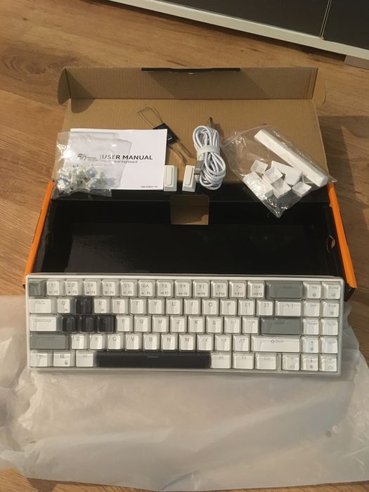 Tastatura gaming mecanica wireless Royal Kludge RK71 RGB, Noua