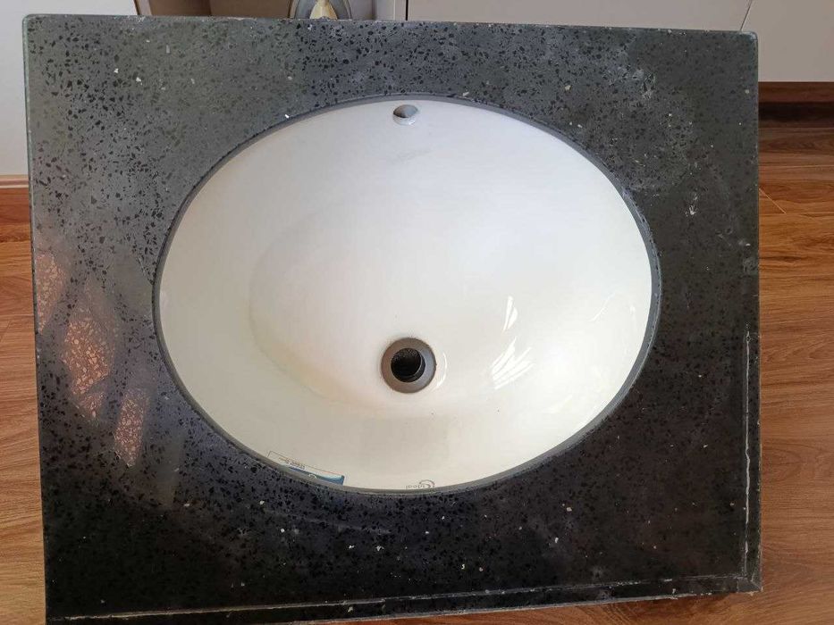 Раковиина вмонтированная в акриловую столешницу