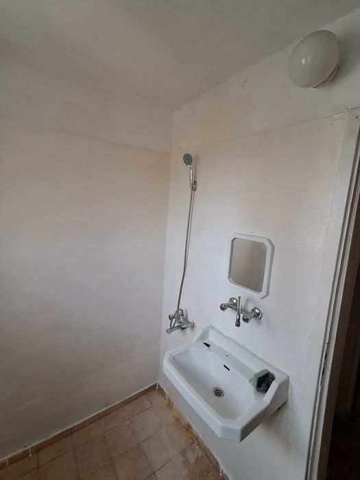 Давам под наем  обзаведен тристаен апартамент в гр.Сливница.