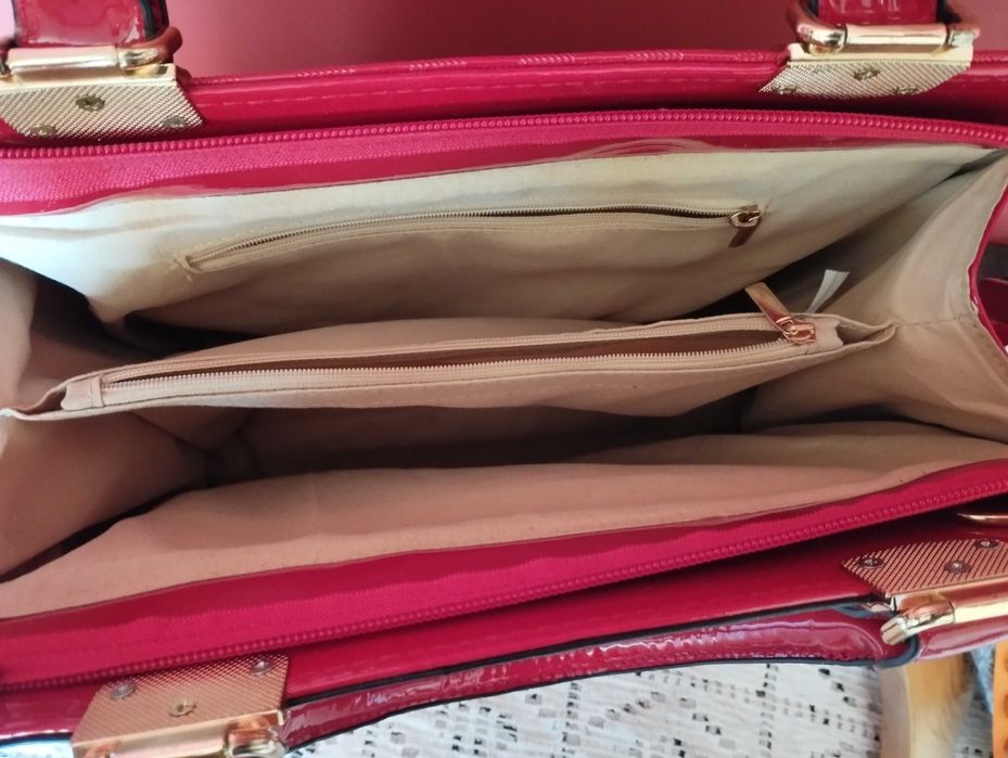 Продавам червена чанта