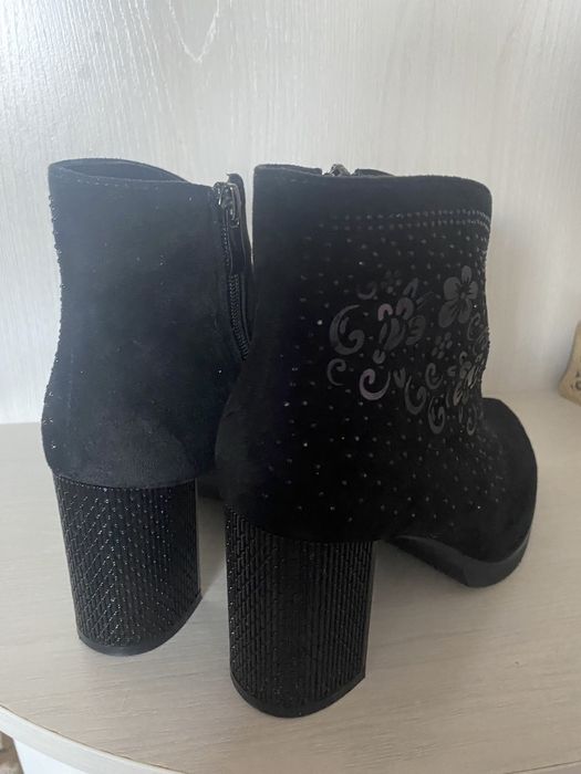 Продам  замшевые батильоны