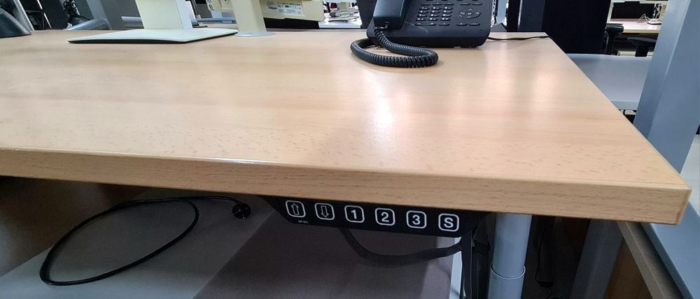 Ергономично Бюро със извит плот и запометяващ дисплеи оборудване