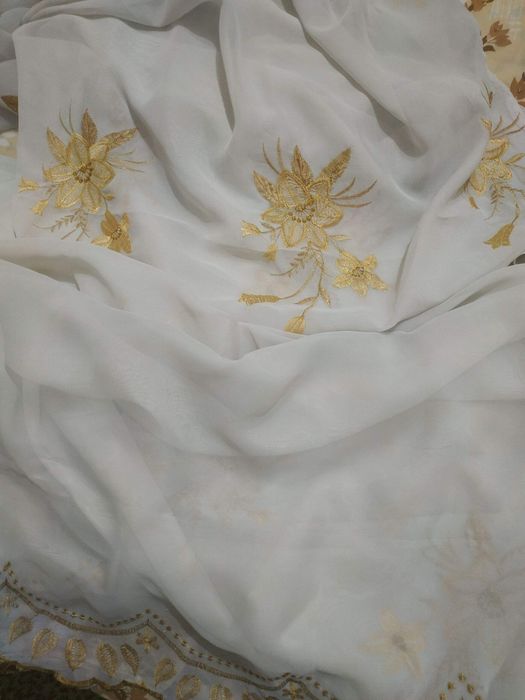 Тюль белого цвета с вышивкой бежевыми нитками