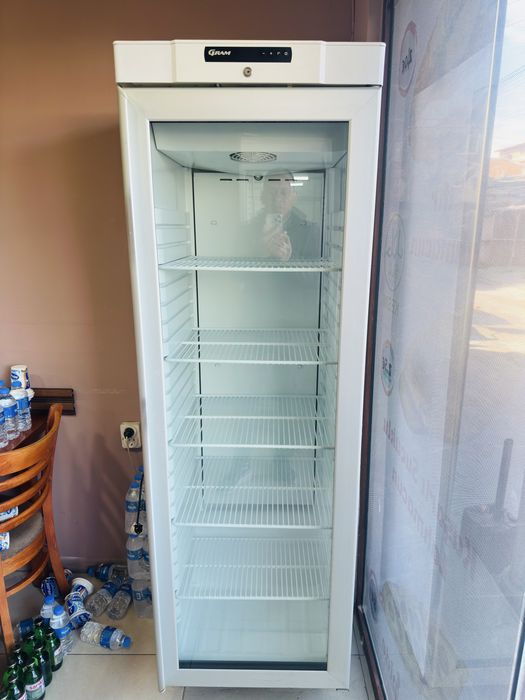 Вертикална хладилна витрина 6 месеца гаранция