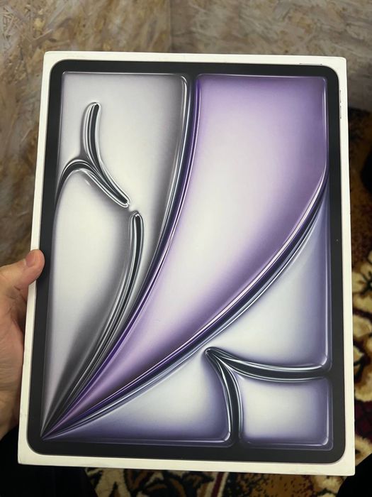 Ipad  sotiladi holati zor ekranida azgina qirlgan joyi bor