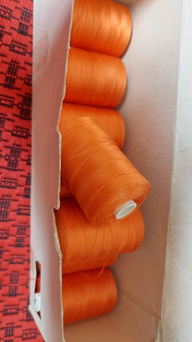 Различни цветове макари