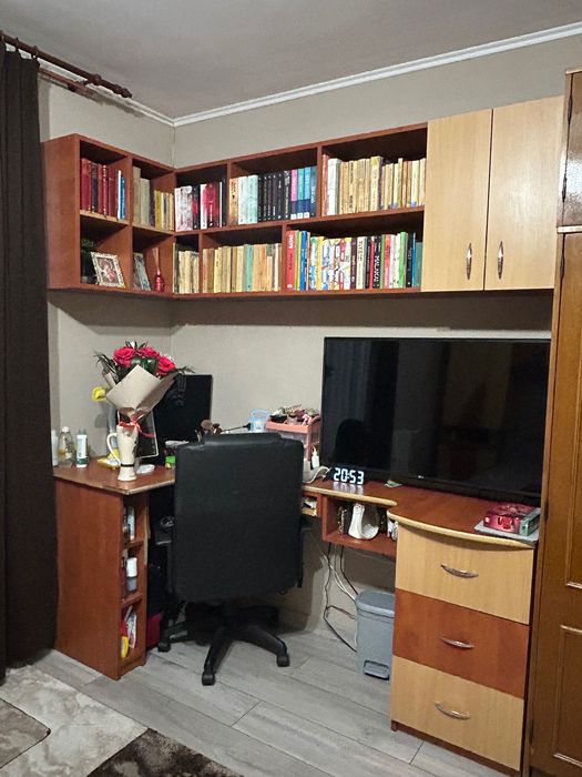 Vând birou cu sertare și suport tastatură, rafturi si dulap suspendat, toate în două culori