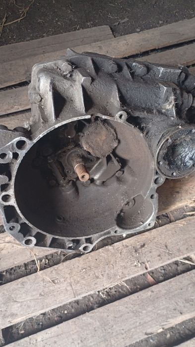 Продам двигатель и коробку