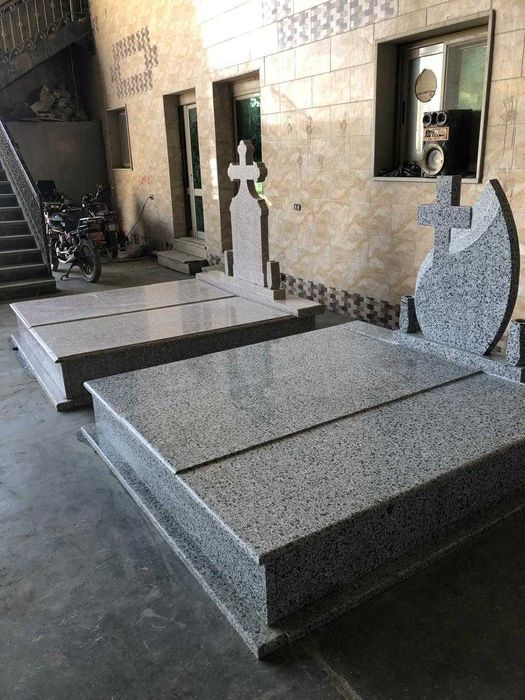 Monumente funerare , cavouri , cruci