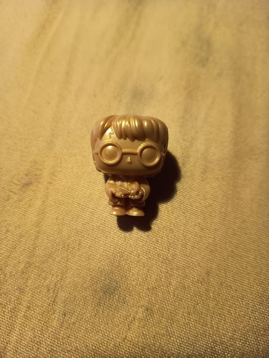 Kinder. Bueno.Harry potter de aur