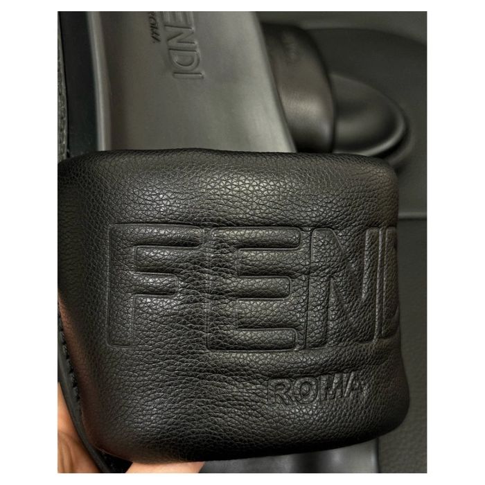 Fendi Embossed Logo Slides / Black