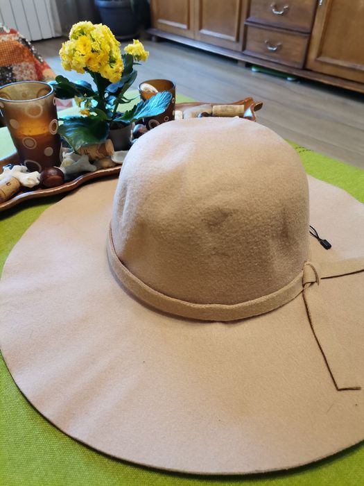 Уникална шапка в бежов цвят