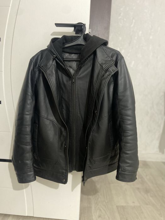 коженная куртка.