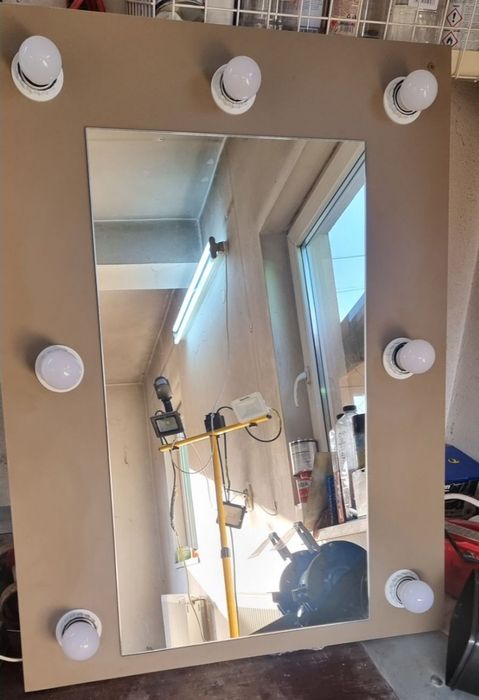 Oglinga pentru masa machiaj cu becuri