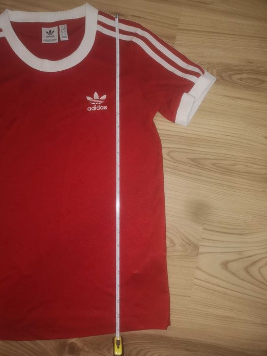 Червен екип Адидас