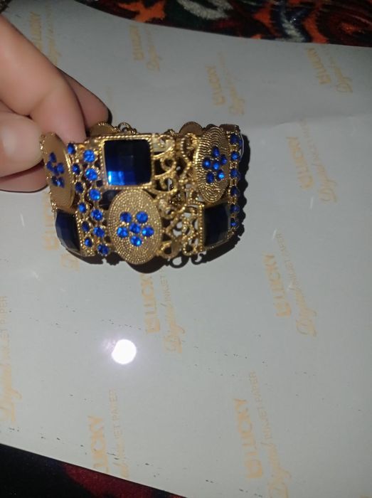 Bilak uzuk va soch uchun taqinchoq.