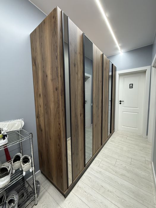 Dulap dressing 6 uși cu oglinzi , modern, stare perfectă