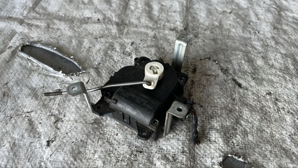 Subaru Legacy 4 моторче клапа за парно