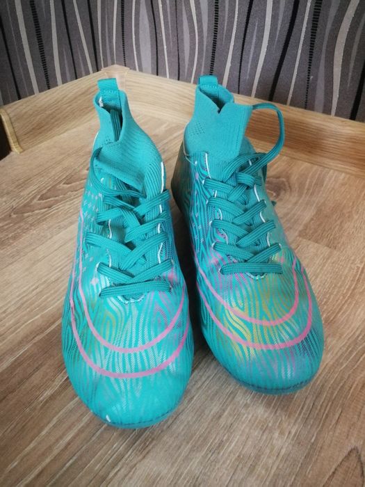 Футболни стоки бутонки Найк и Диадора, кори Адидас