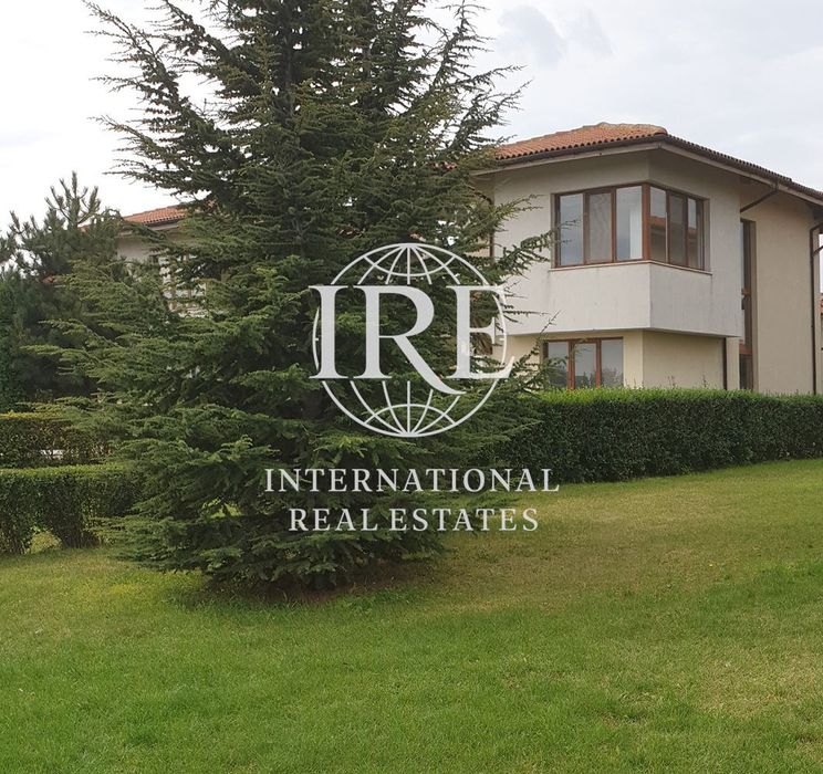 Двуетажна къща с басейн! Три спални! Простор! Живописна природа! Част