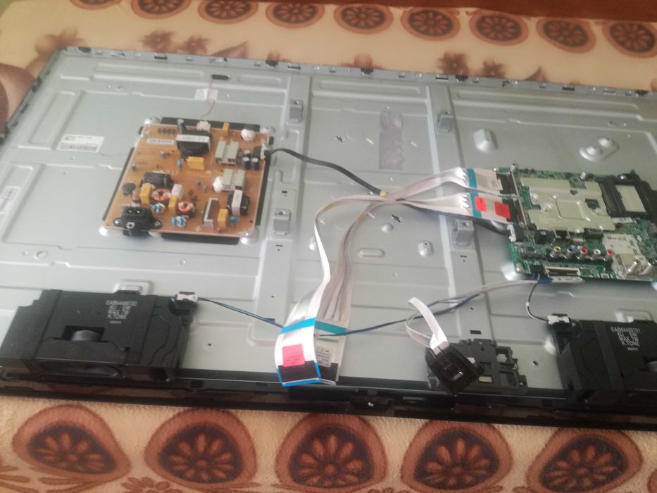 Продавам части без матрицата  от Телевизор LG 43"UM7000PLA