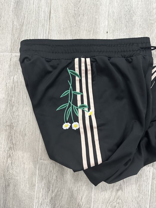 Pantaloni sport adidas cu broderie