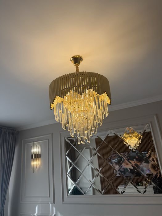 Lustră  tip candelabru – design modern, finisaj auriu