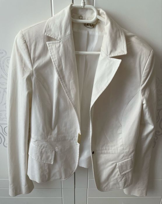 Продавам бял блейзер