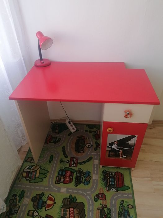 Vând birou în stare foarte bună