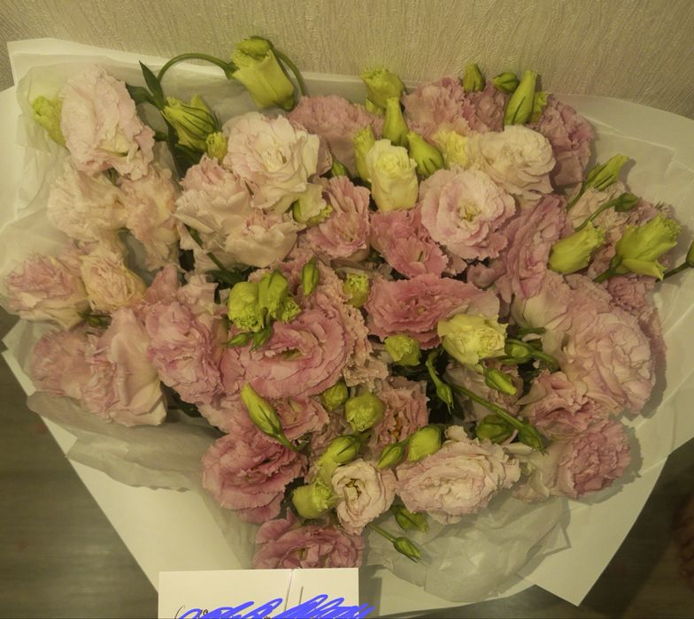 Букет-эустомы,белые розы, кустовые розы