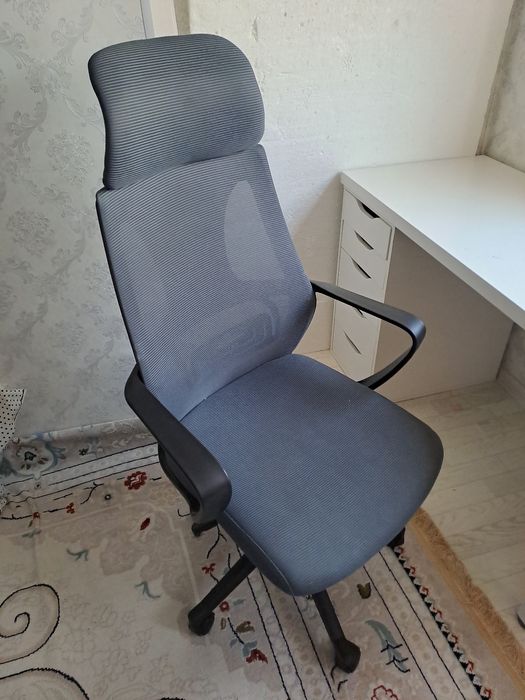Офисной стол и кресло