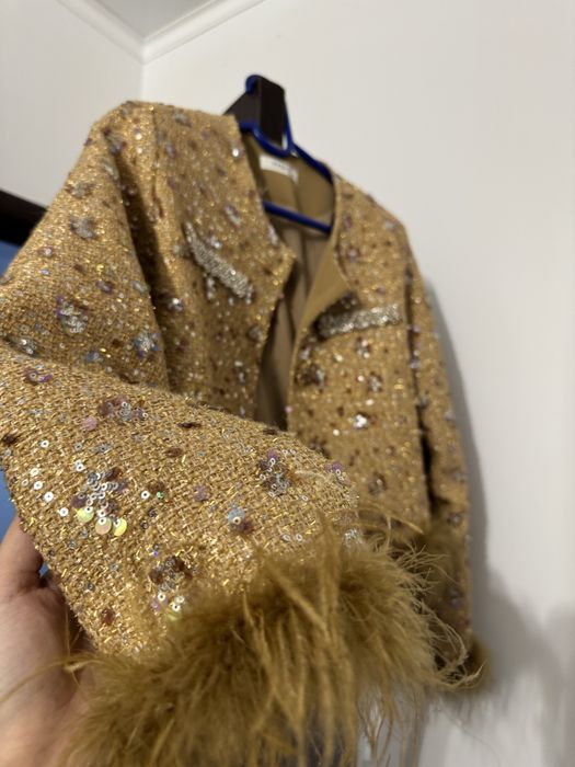 Золотистый костюмчик