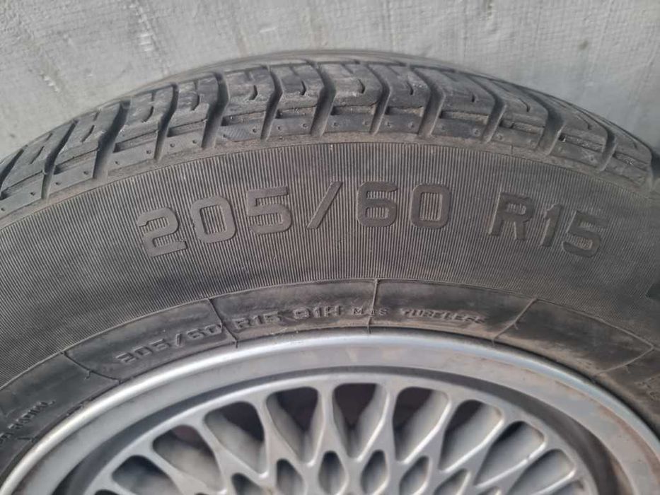 Мерцедес Mercedes BMW - гуми 15 цола